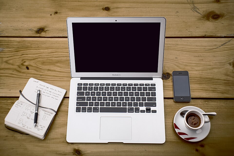 Dispositivos de trabajo sobre una mesa.