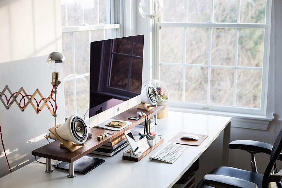 Organización de un espacio de trabajo con material de escritorio.