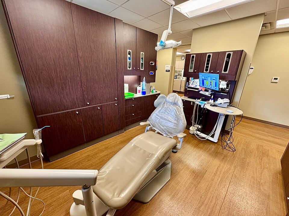 Sillón y equipamiento en una consulta dental.