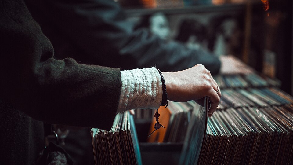 Una persona consulta discos en una tienda.
