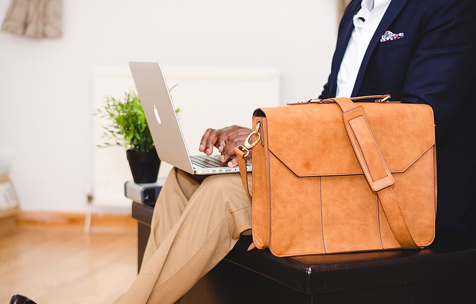 Persona trabajando en un portátil.