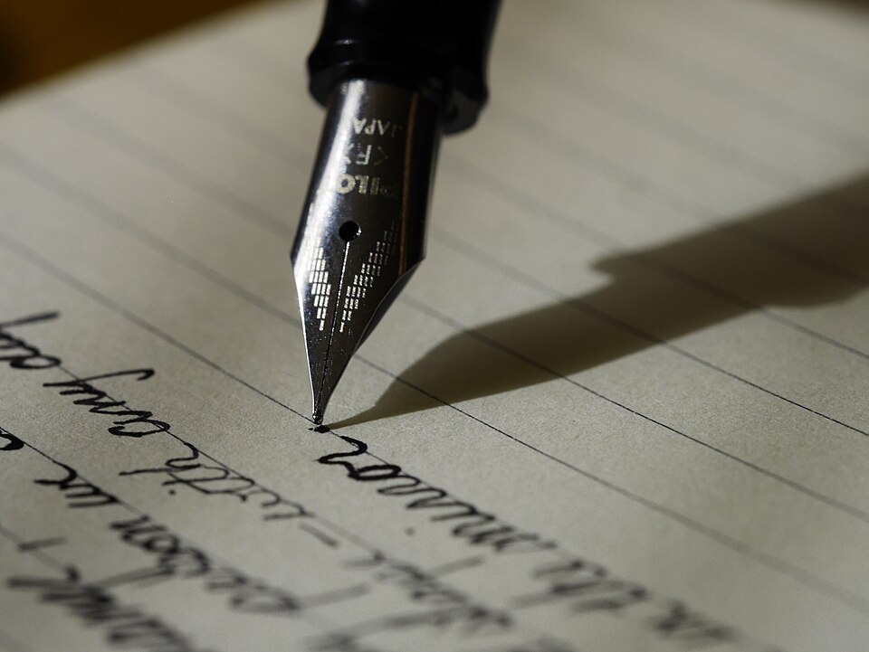 Escritura con una pluma sobre papel.