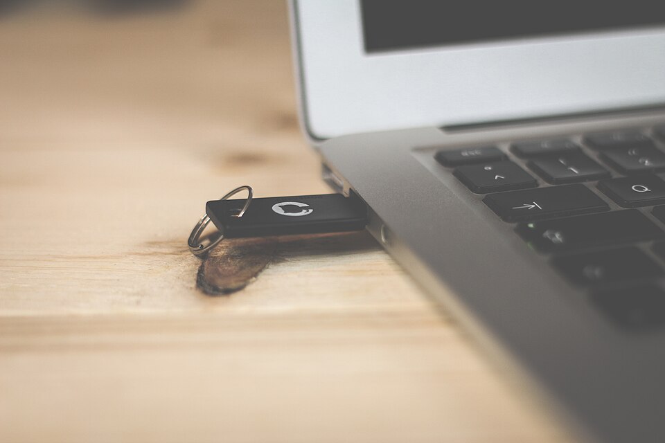 Portátil junto a una memoria USB.
