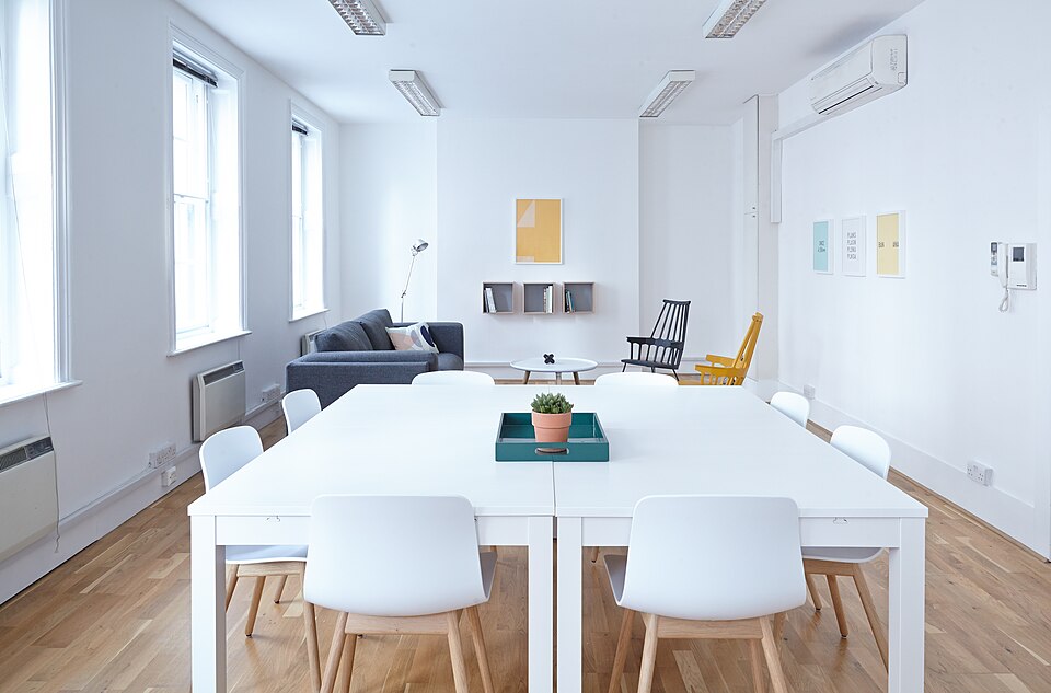Interior de una sala de reuniones.