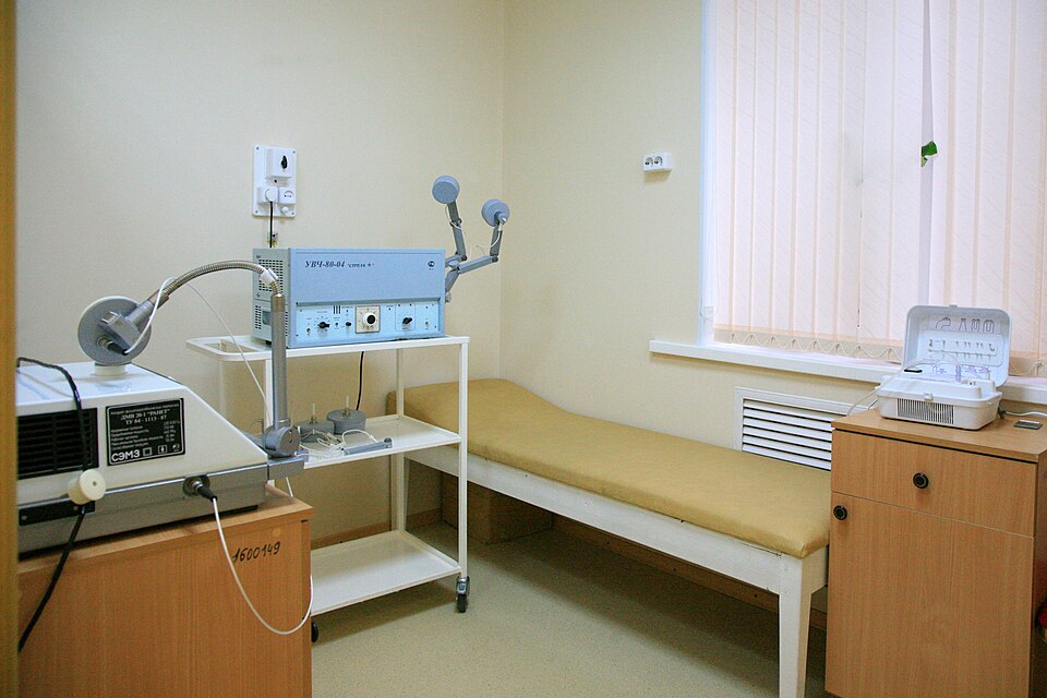 Sala de fisioterapia con equipamiento.