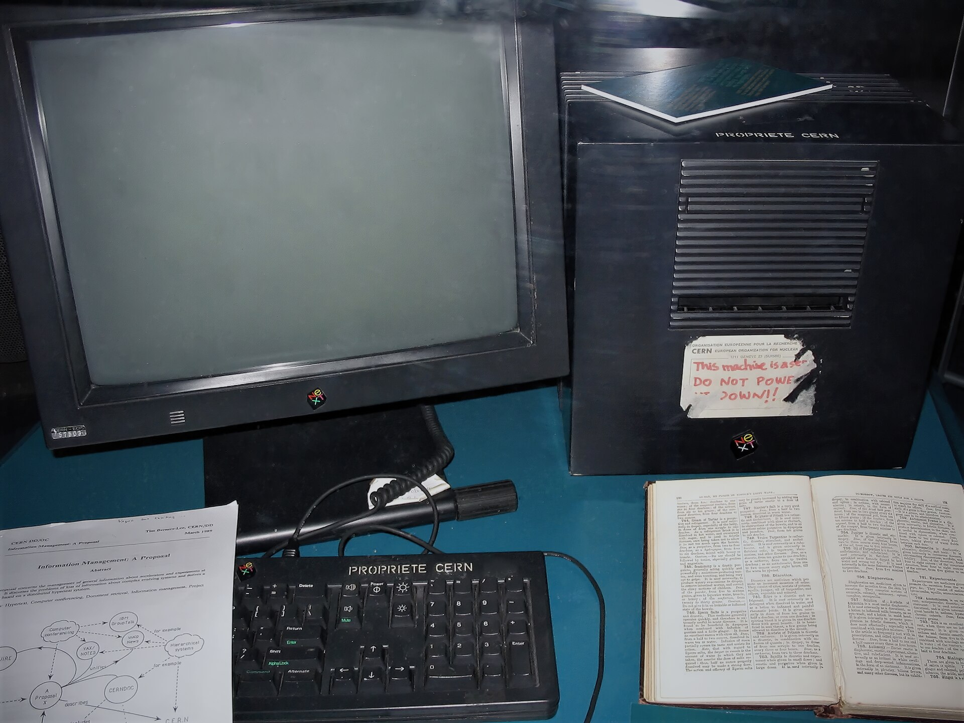 Primer servidor web de CERN con monitor, teclado y documentación