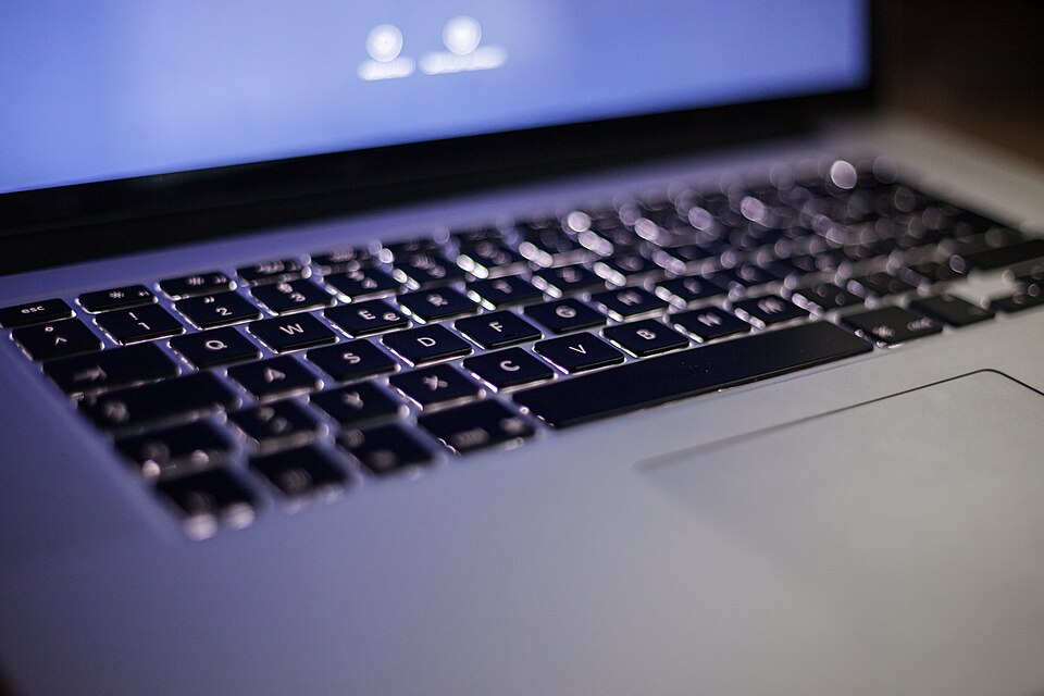 Teclado de un portátil iluminado.