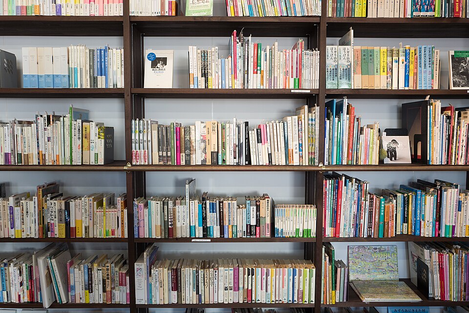 Libros colocados en una estantería.
