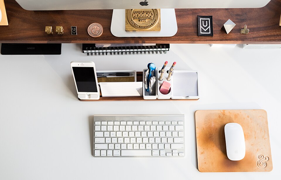 Vista superior de una mesa con herramientas de trabajo.