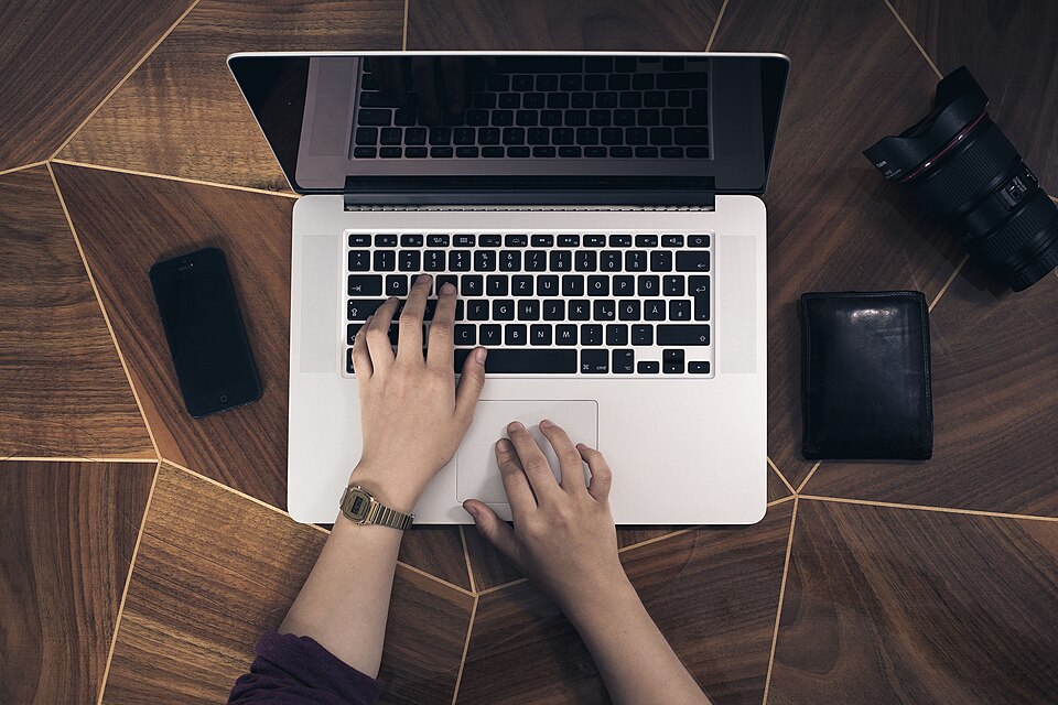 Manos sobre el teclado de un portátil.