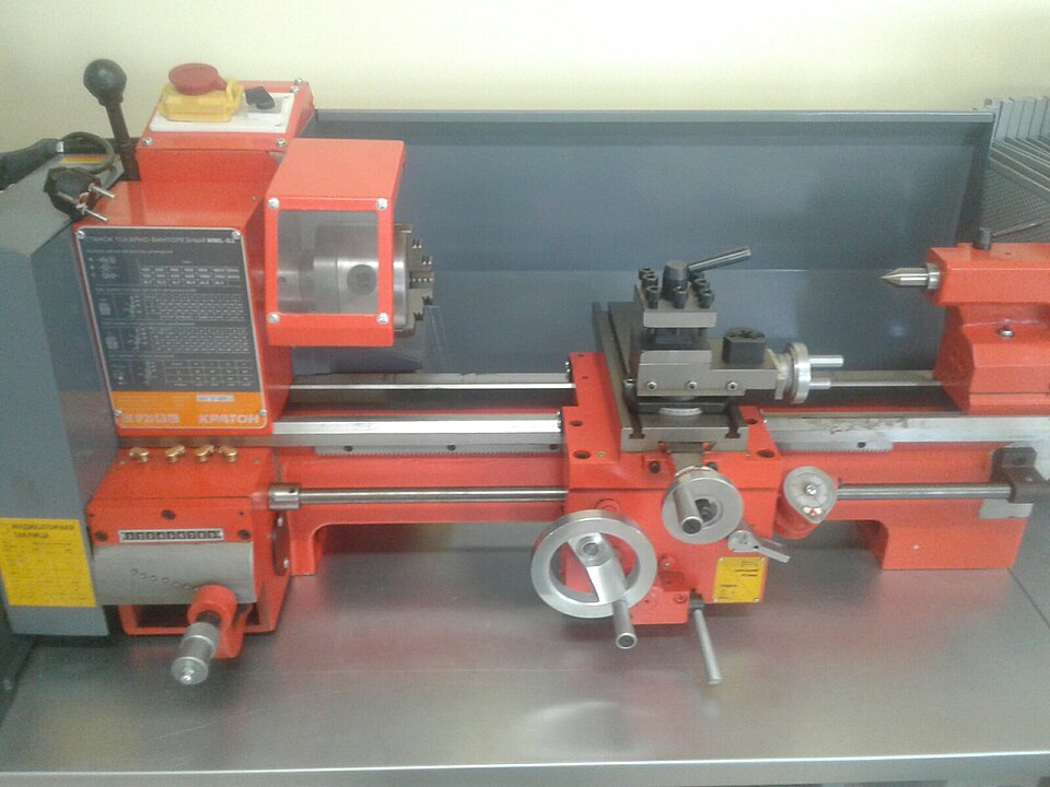 Torno de metal en un taller.