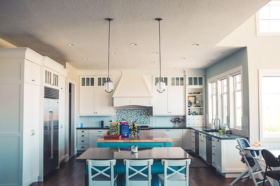 Interior de una cocina con muebles y encimera.