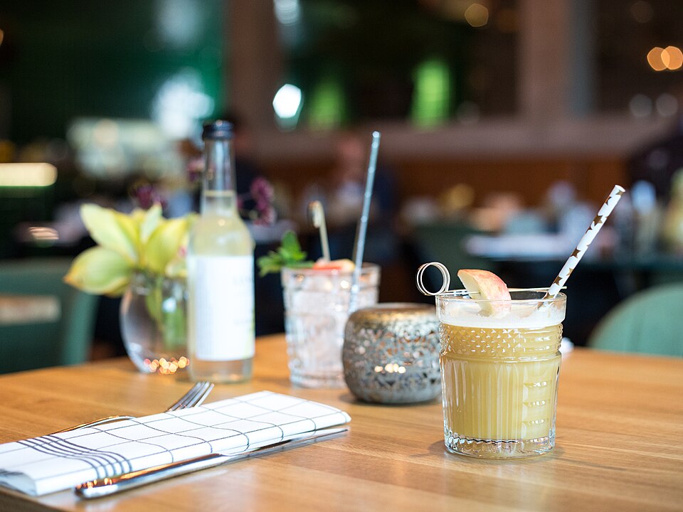 Barra de un restaurante con bebidas y una carta.