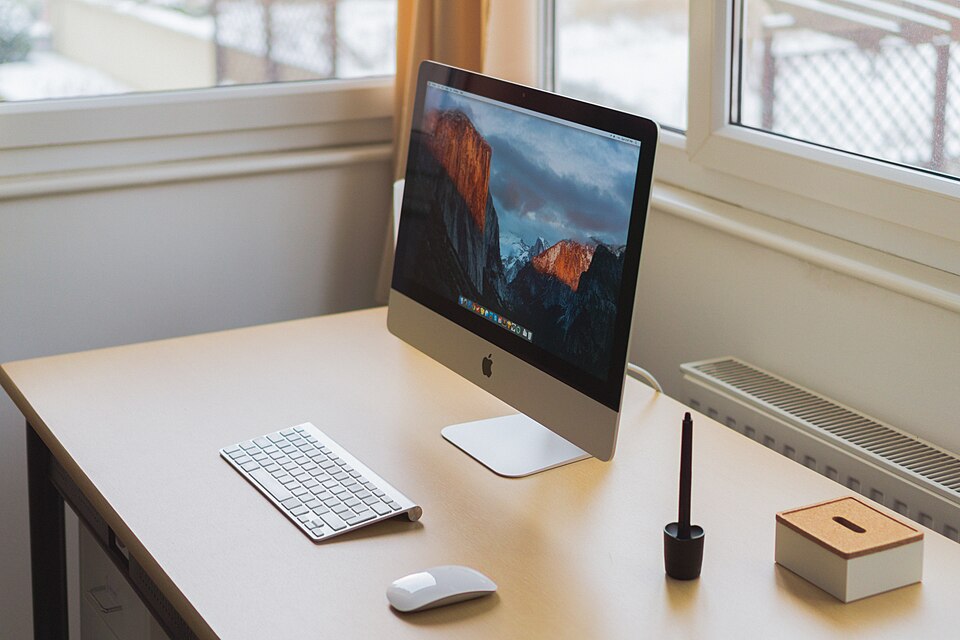 Espacio de trabajo junto a una ventana en invierno.
