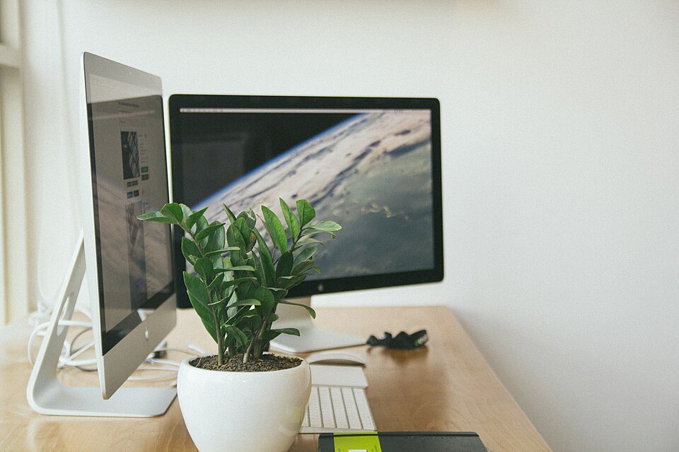 Mesa de oficina con varios monitores de ordenador.
