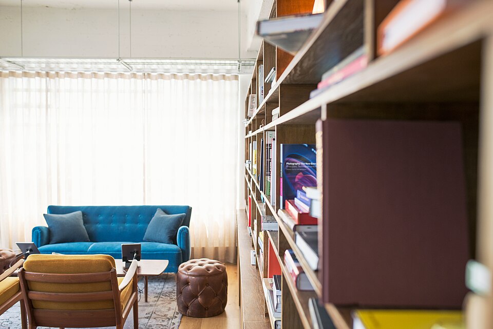 Estantería con libros y un sofá.
