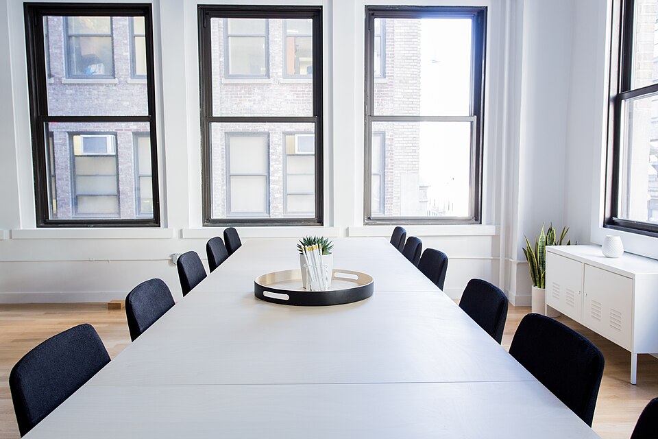 Interior de una sala de reuniones.