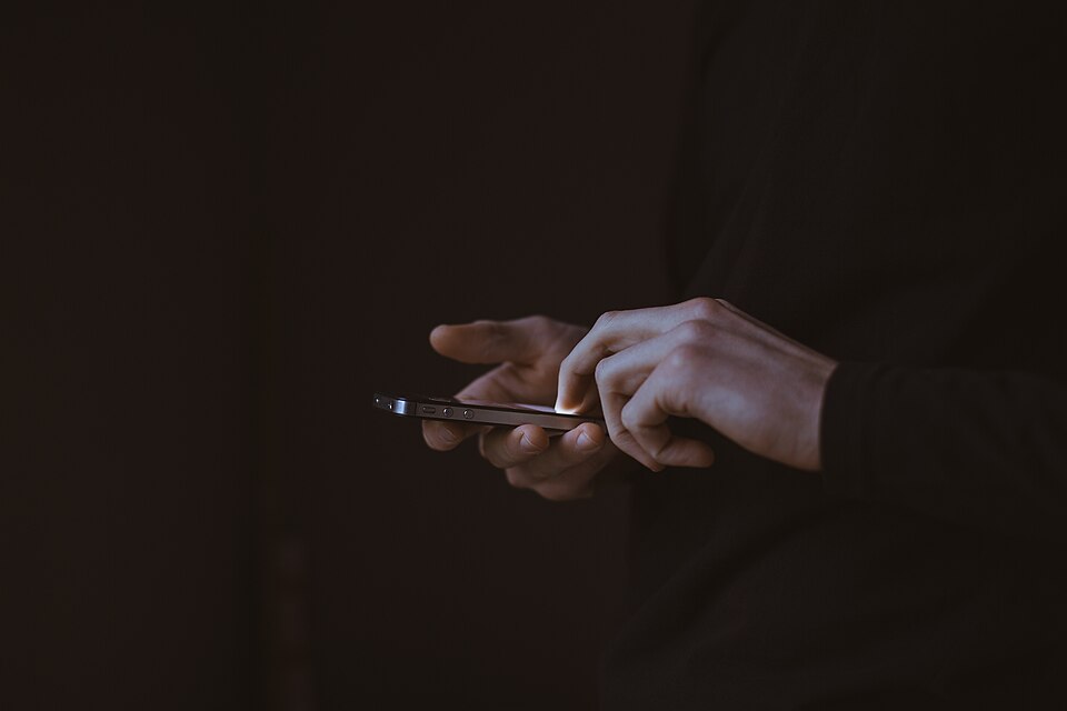 Persona utilizando un teléfono móvil.